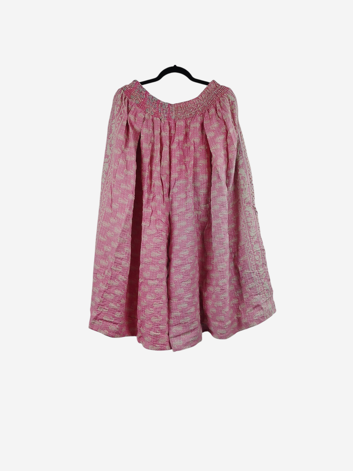 She Lives Beauty Pachuco Kantha capri pants in pink vintage cotton with pleats and a relaxed bohemian fit.