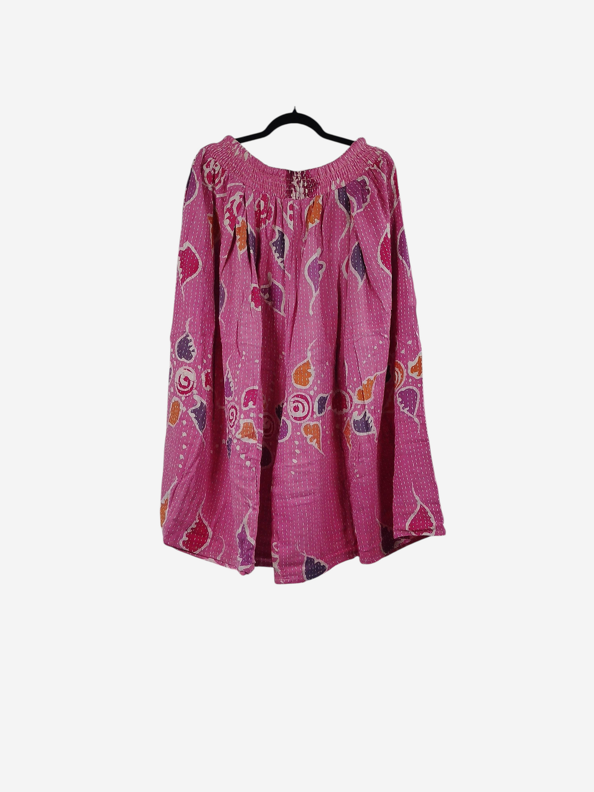 She Lives Beauty Pachuco Kantha capri pants in pink vintage cotton with bohemian floral patterns and pleated details.