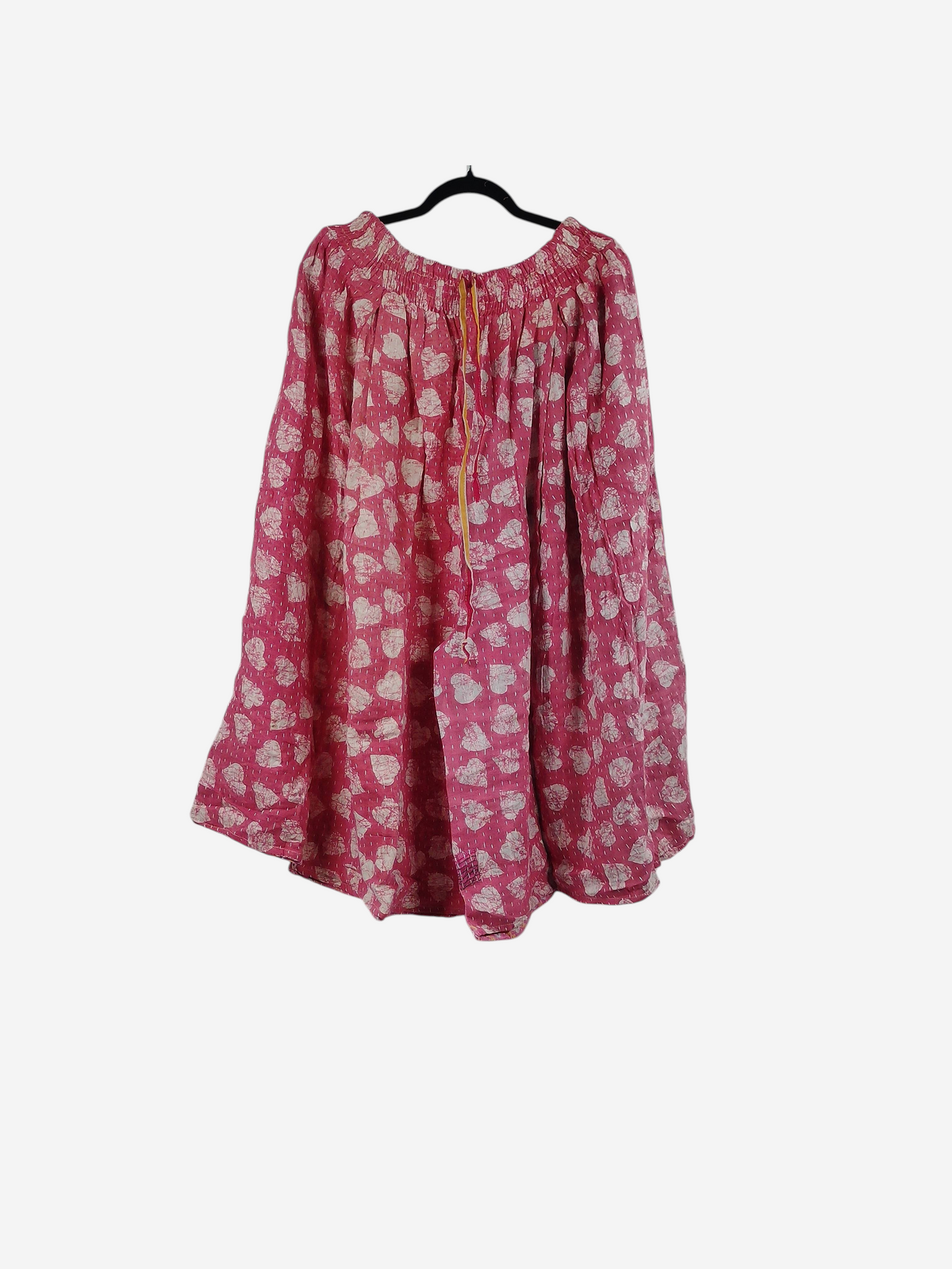 She Lives Beauty Pachuco Kantha capri pants in pink vintage cotton with white floral patterns and pleated details.
