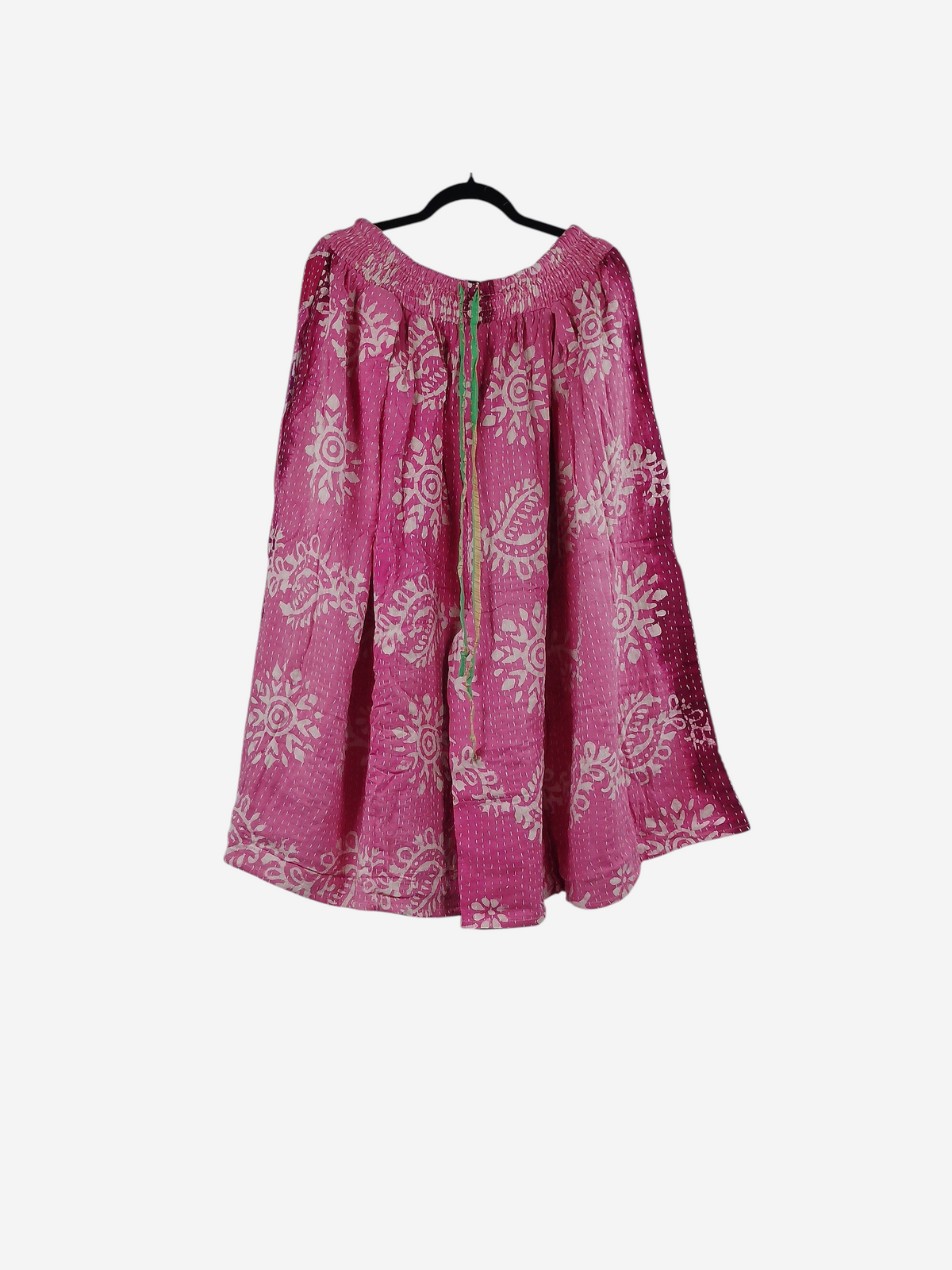 She Lives Beauty Pachuco Kantha capri pants in pink vintage cotton with white floral patterns and pleated silhouette