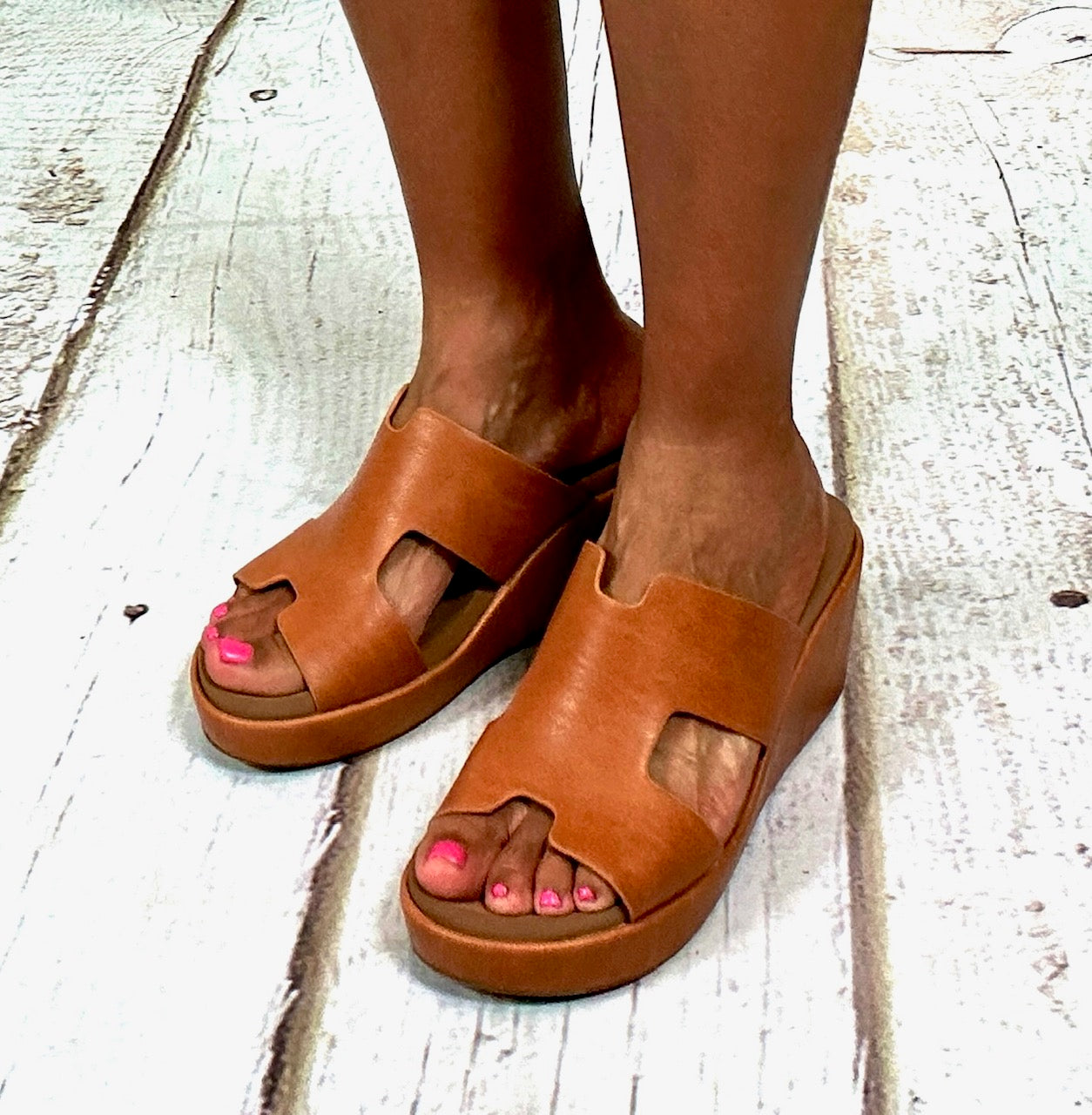 Corky's Pucker Up Cognac Smooth Slide On