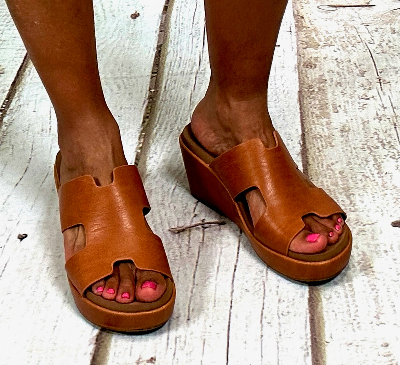 Corky's Pucker Up Cognac Smooth Slide On