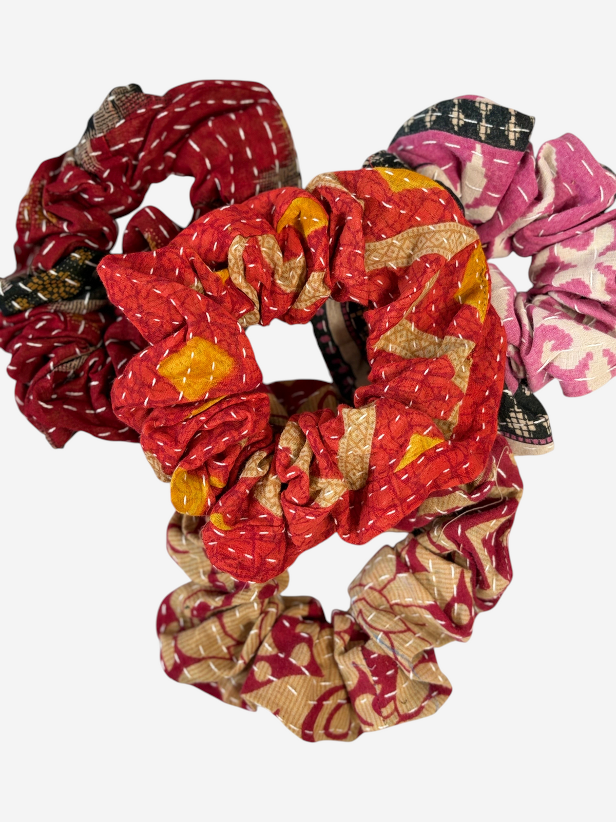 Scrunchies She Lives Beauty feitos de algodão vintage com costura kantha em estampas coloridas e estilo boho